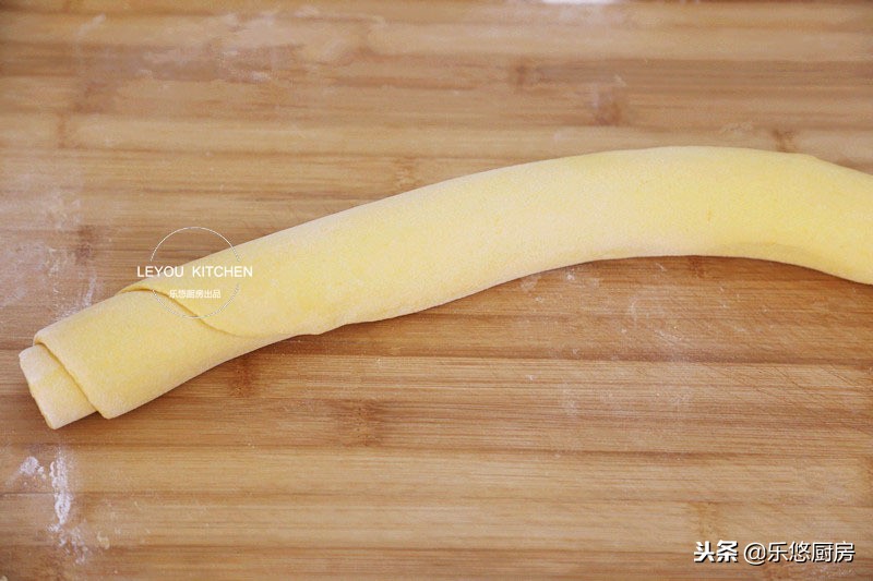 用筷子一卷的花卷,筷子压花卷做法