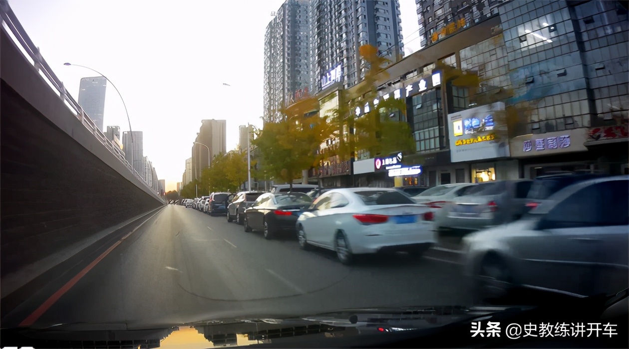 自动挡出车库上坡怎么防止溜车,开手动挡车老是溜车怎么办