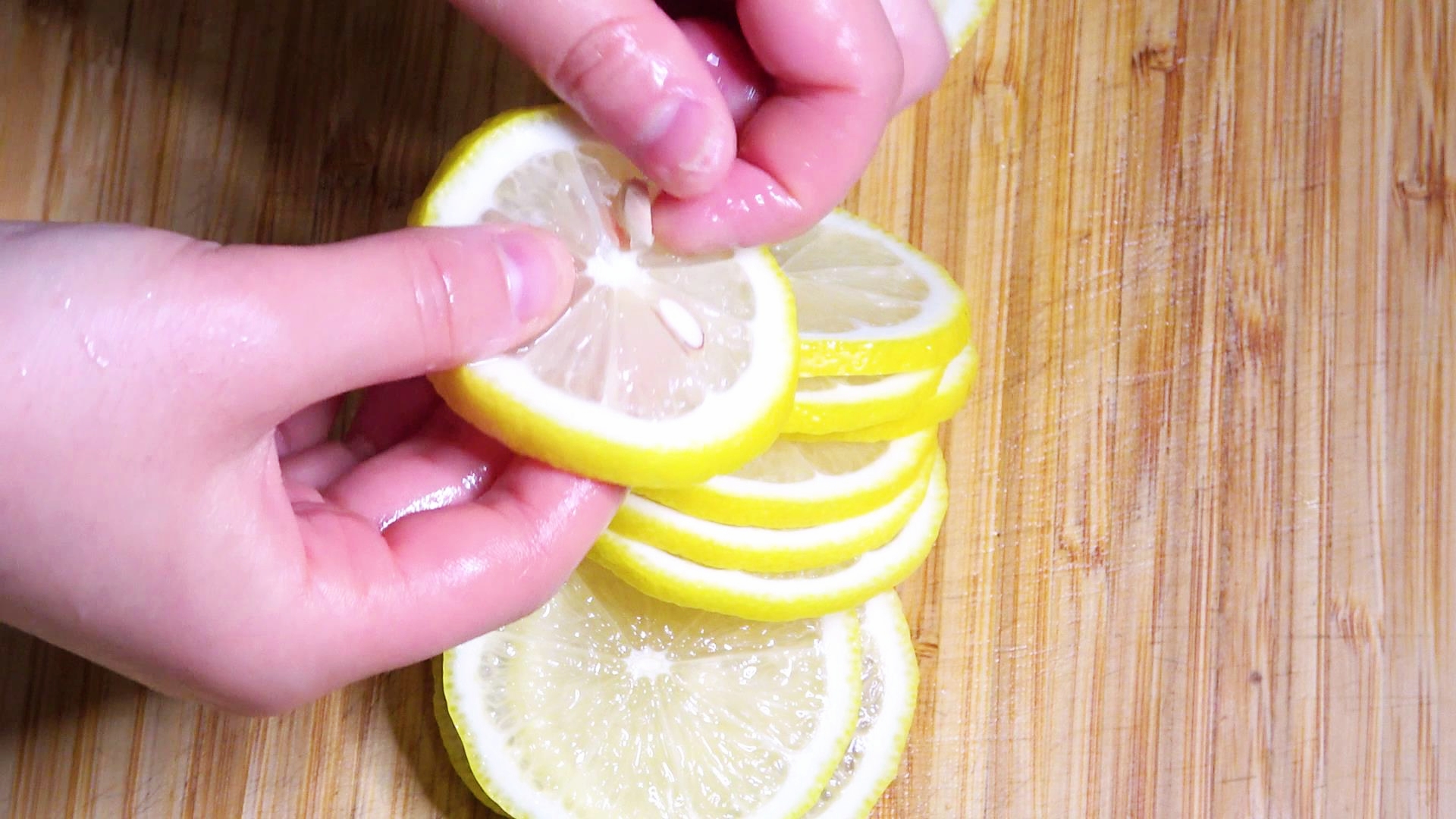 鸡爪去骨新方法，一根牙签就搞定，简单快速又完整，真实用