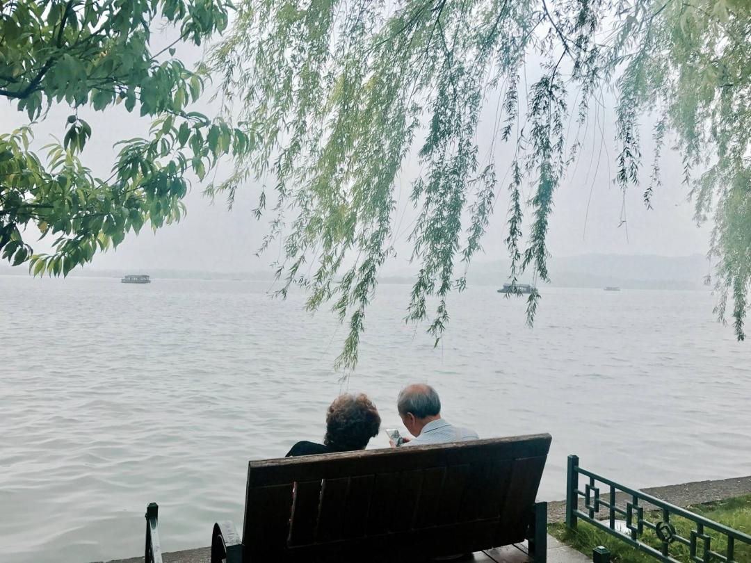 只有一张单人床的屋子,单人房两个单人床