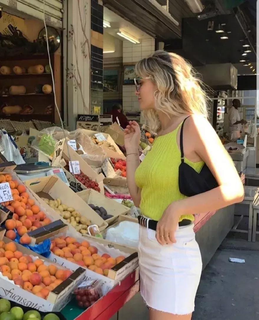 刘雯米兰时装周试装,刘雯维密走秀比心