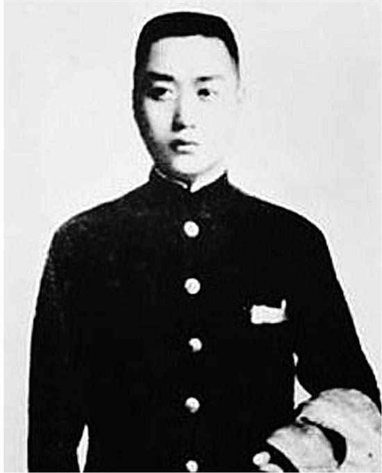 *德朱**满树苹果丢了，陈赓和*锡联陈**总是去串门，有人告密：他俩偷的