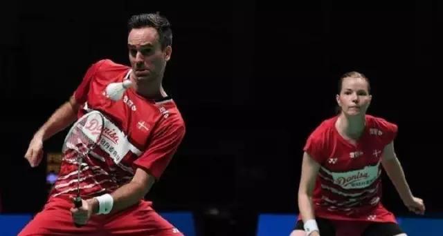 打羽毛球总是打到拍框怎么办,打羽毛球怎么打才能更不容易翘边