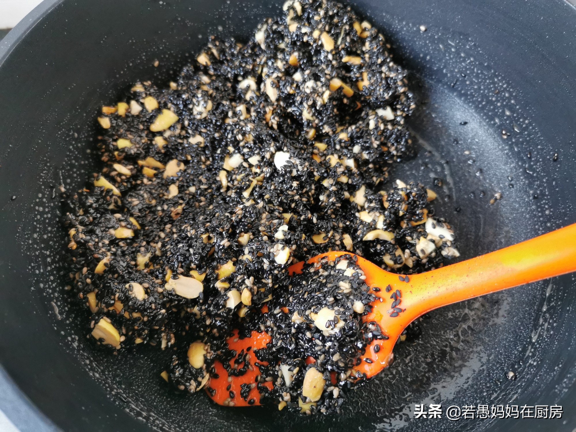 酥脆芝麻花生糖做法,在家做芝麻花生糖的方法