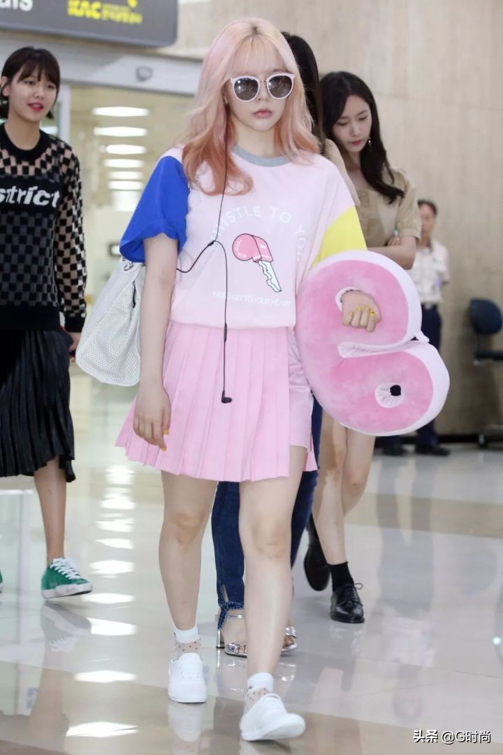 春季百褶短裙搭配不露腿,比较经典的百褶短裙搭配