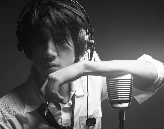 三娃奶爸王力宏，年入4.6亿，却一件衣服穿10年，钱都去哪了？