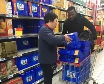 黄牛在国外倒卖手机,海外代购小米