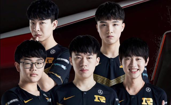 Uzi搬东西砸伤了脚,需要休息一段时间,夏季赛能否上场还是个谜