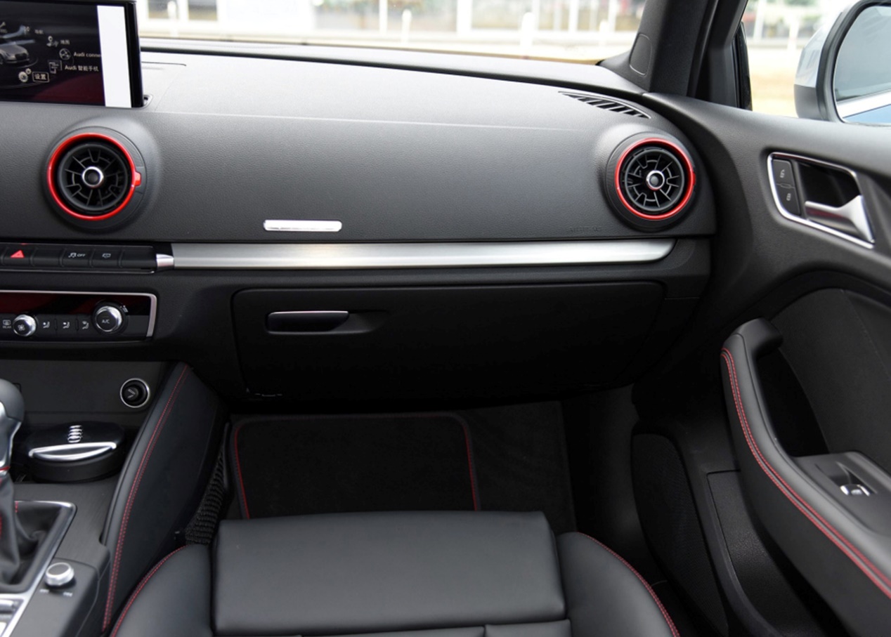 奥迪a3时尚运动版跑高速,很动感的奥迪a3高清素材