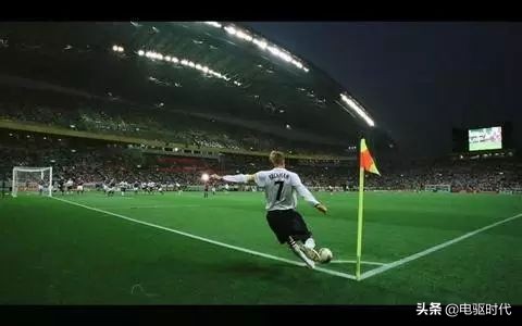 如何踢出一脚50米的长传球,长传球怎么踢的又高又远