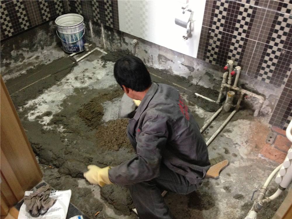 卫生间做过防水为什么还会返碱,卫生间做了防水还返潮什么原因