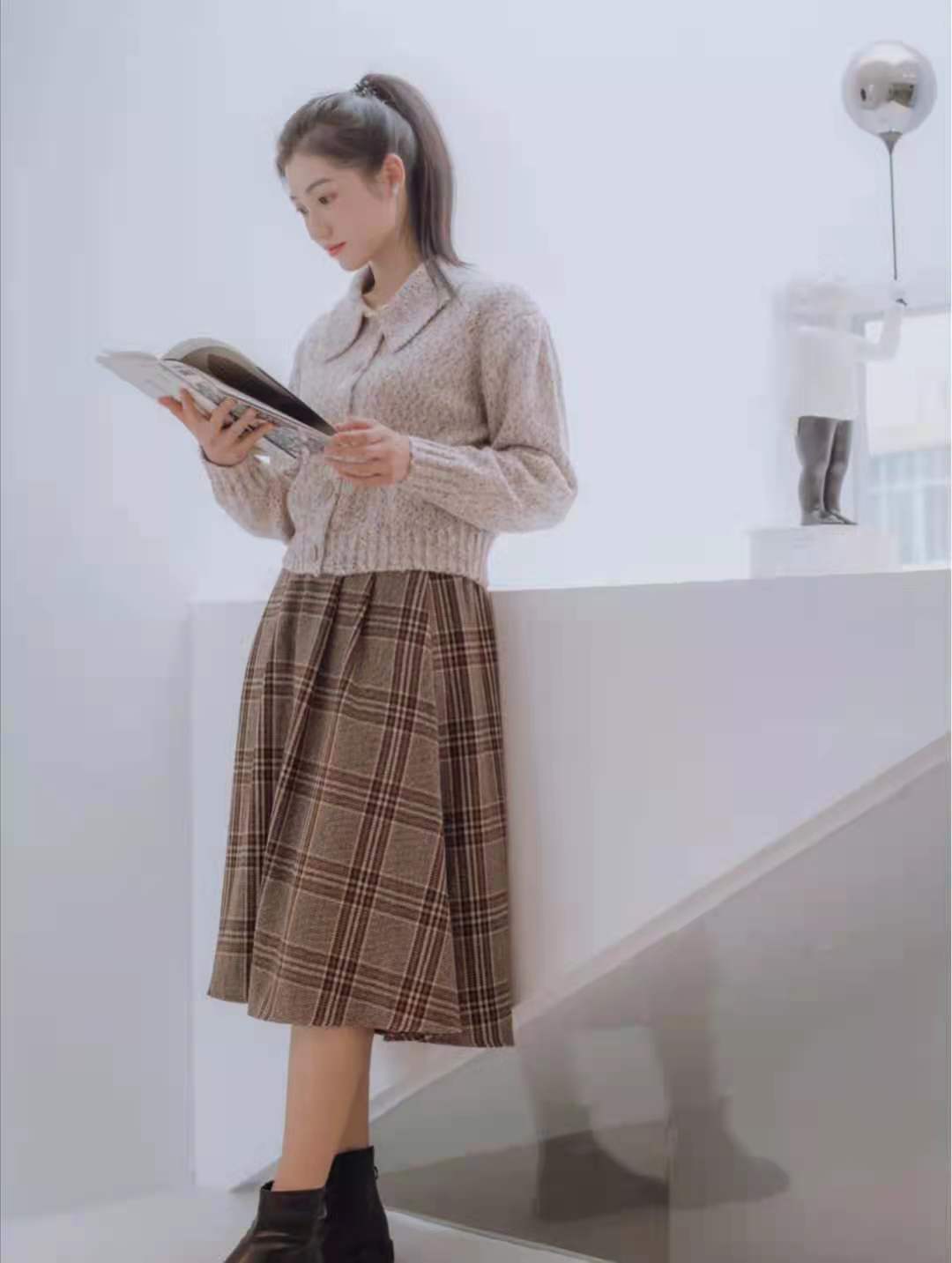 驼色大衣内搭什么颜色毛衣,咖色羊毛大衣配驼色毛衣的图片