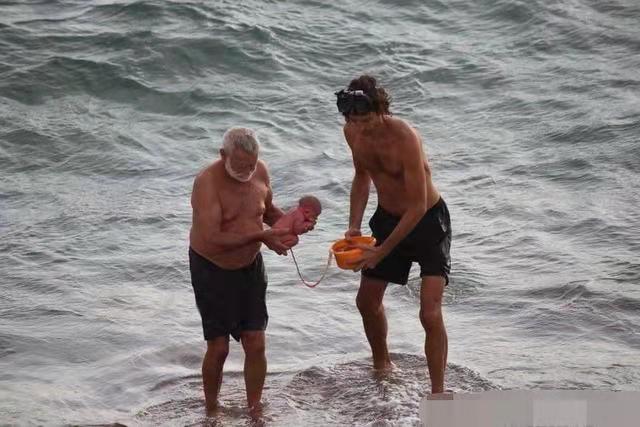 最强产妇当街生娃,最强产妇走出产房