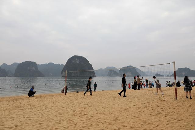 这里虽然风景如画人们生活的却很凄惨没日没夜的追着大船讨生活