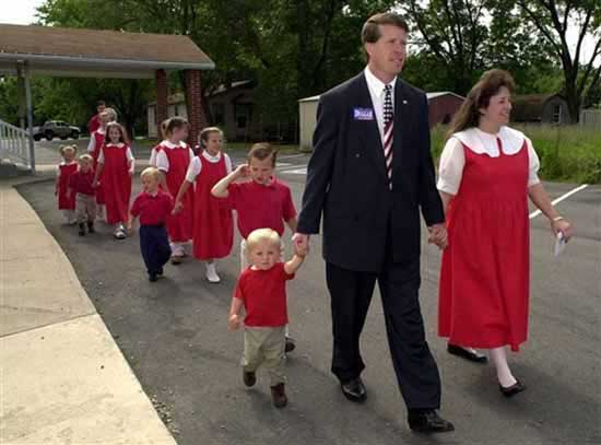 结婚前很幸福生孩子后更幸福,夫妻29岁生9个孩子