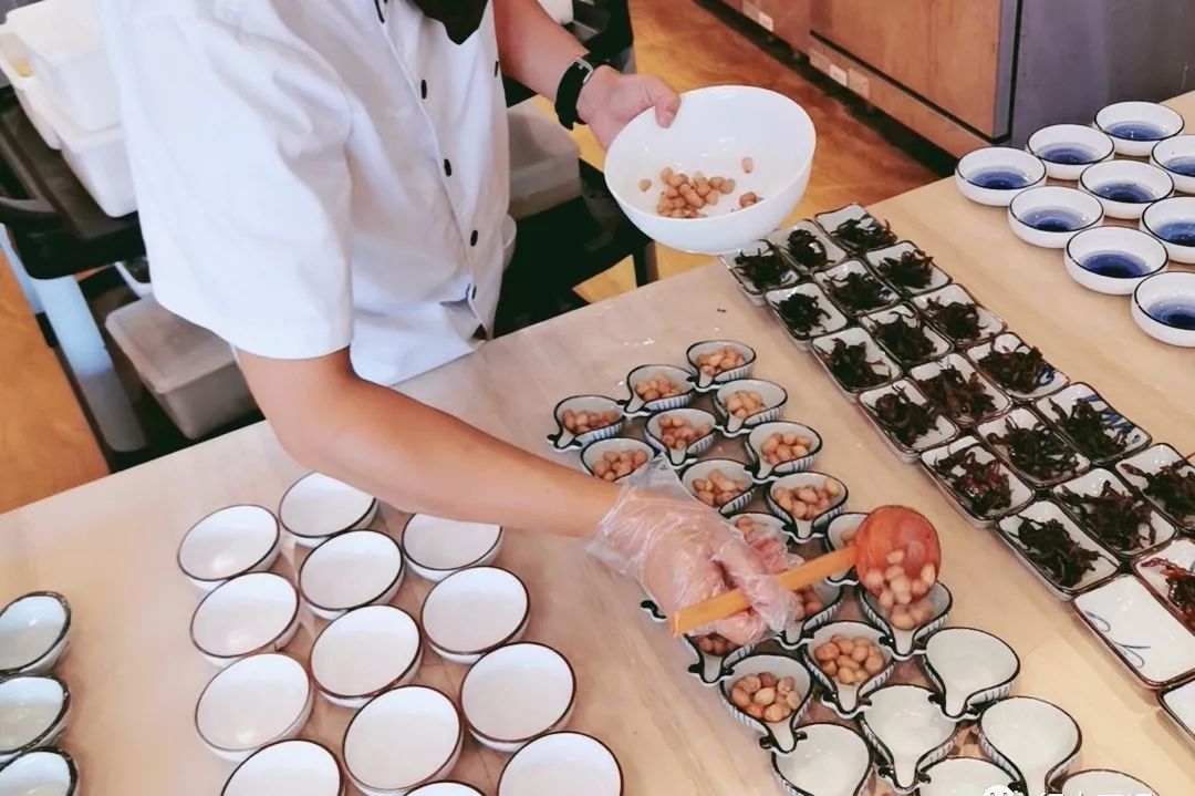 过桥米线怎么熬出浓浓的鸡汤味,正宗过桥米线汤