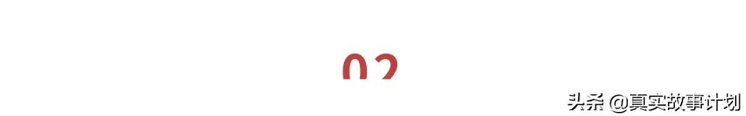 北京丰台，一群70岁的老年人在车棚里举铁