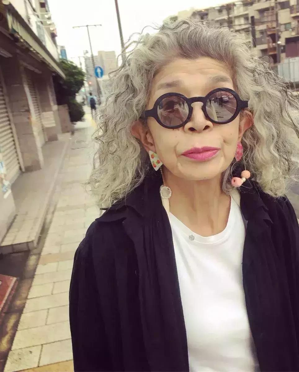 80岁的时尚潮流老奶奶 (88岁时尚老奶奶)