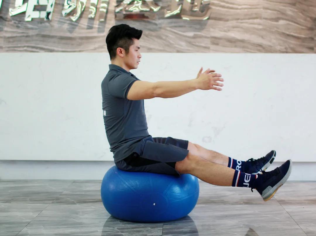 瑜伽球找平衡感,耀耀健身