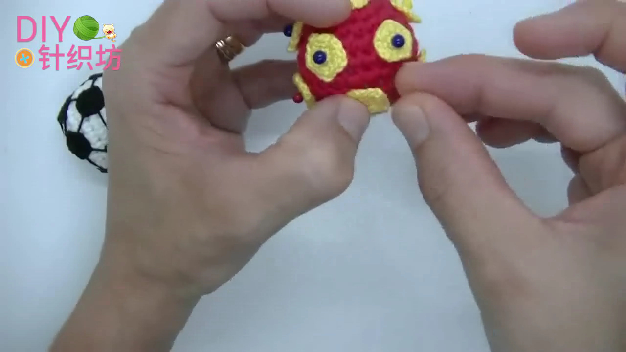 足球钥匙链小挂件,足球珠子编织钥匙扣