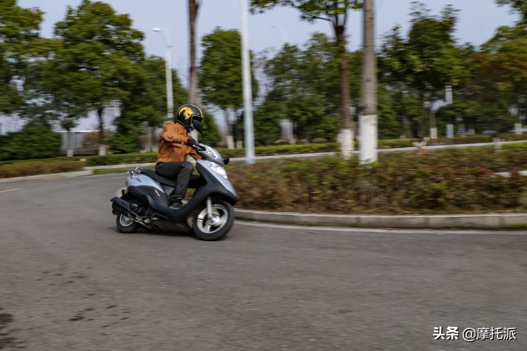 售价7500元左右，五羊-本田平民踏板“喜鲨125”试驾综评