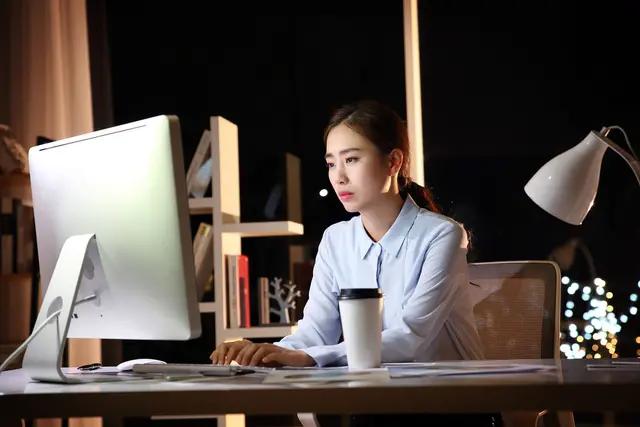 致橡树传达爱情观解析,致橡树表达的爱情观主旨句是什么