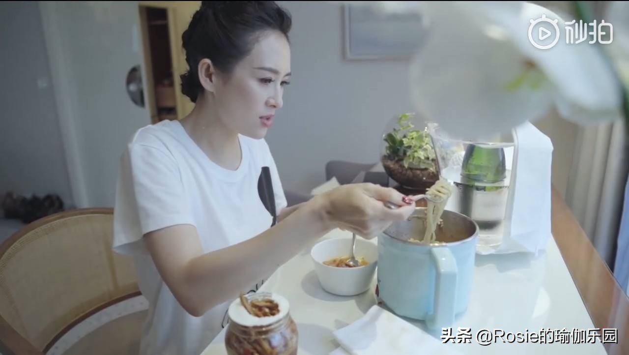 纠正体态美背,圆肩驼背松弛感穿搭