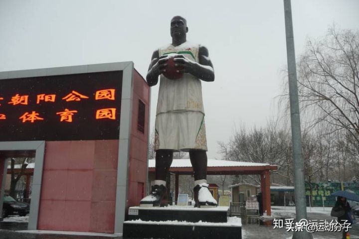 斯台普斯球馆雕像,斯台普斯中心门前的雕像