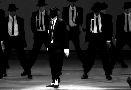 迈克尔杰克逊为何会倒在台上,迈克尔杰克逊舆论怎么这么多