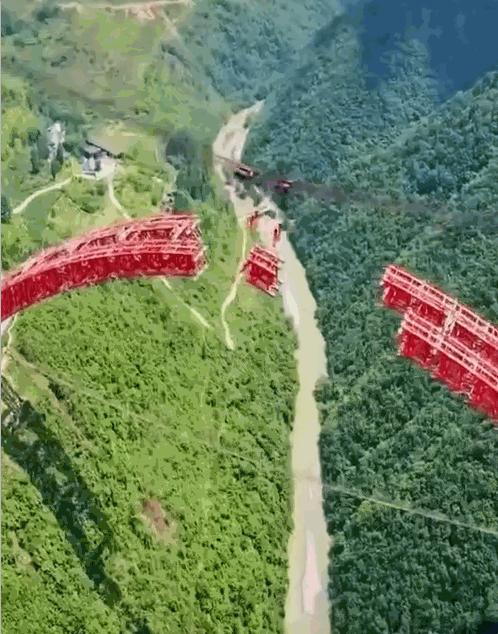 为了这两条公路，11万人开进“世界屋脊”，3千多名英烈捐躯！中国为什么总能创造奇迹