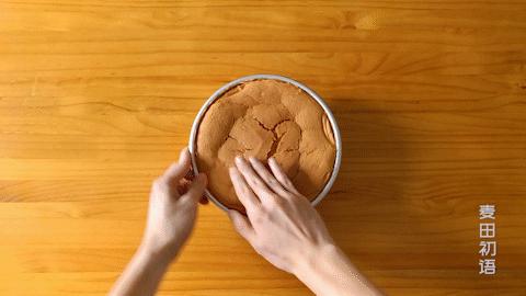 戚风蛋糕凹底和塌陷是怎么回事,做戚风蛋糕不塌陷的秘诀是啥