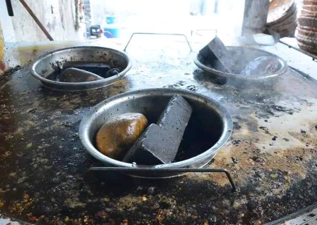 70后大妈坚持做烧鸡20年，在当地成为一绝，一天要卖800只