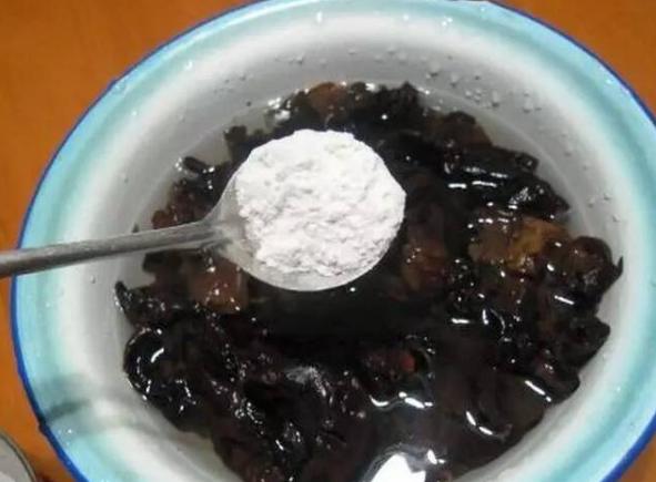 泡木耳只用清水泡等于吃虫卵,用淘米水洗木耳