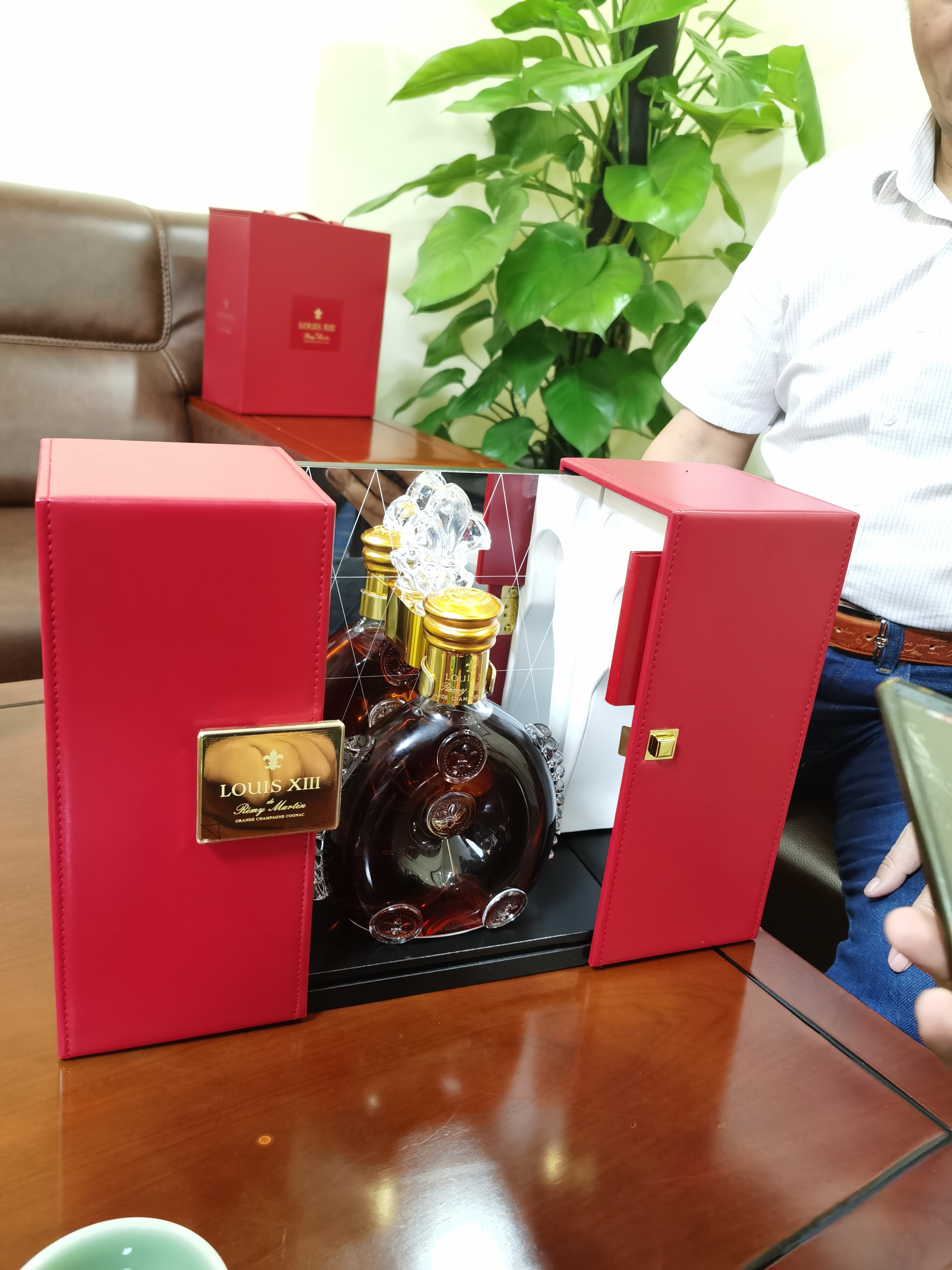 路易十三能喝出2500多种味道,和深圳朋友喝白酒