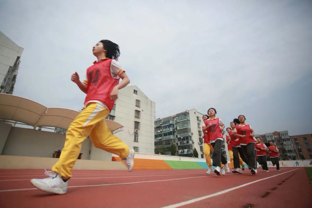 中考体育800米满分几秒,中考体育女生800米多少时间满分