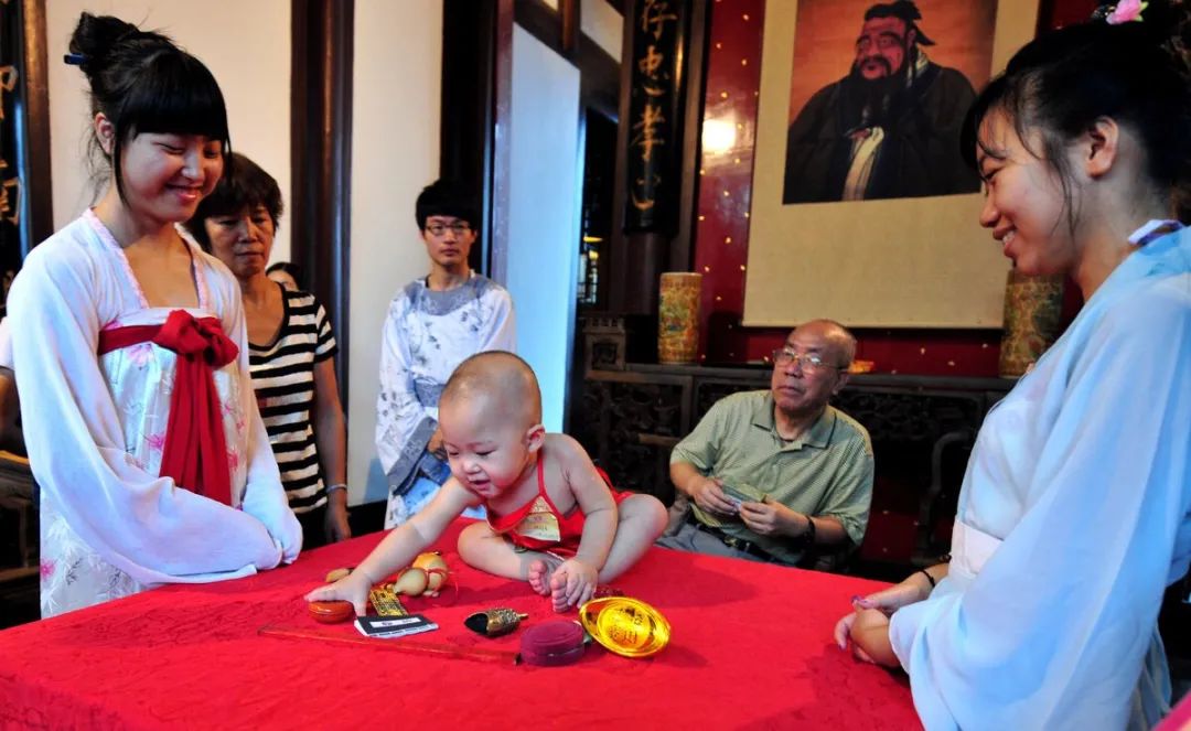 周岁抓周礼仪式流程,抓周礼是哪里的风俗