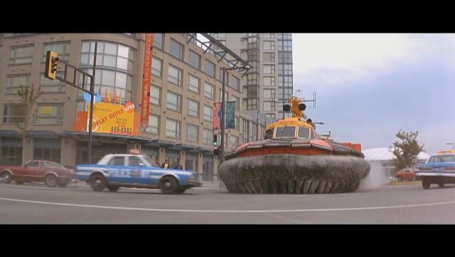 1995年成龙不要命的一跳，拿下8230万票房，让好莱坞也竖起大拇指