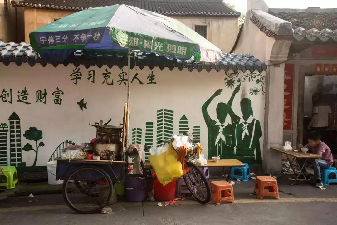 你们还记得学校门口的小吃摊儿么,小学生门口小吃摊物价究竟多离谱