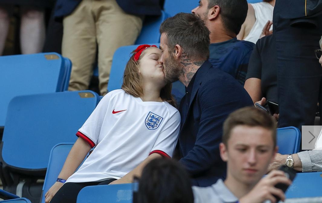 贝克汉姆晒和小七对嘴亲亲合照,贝克汉姆和小七的亲吻