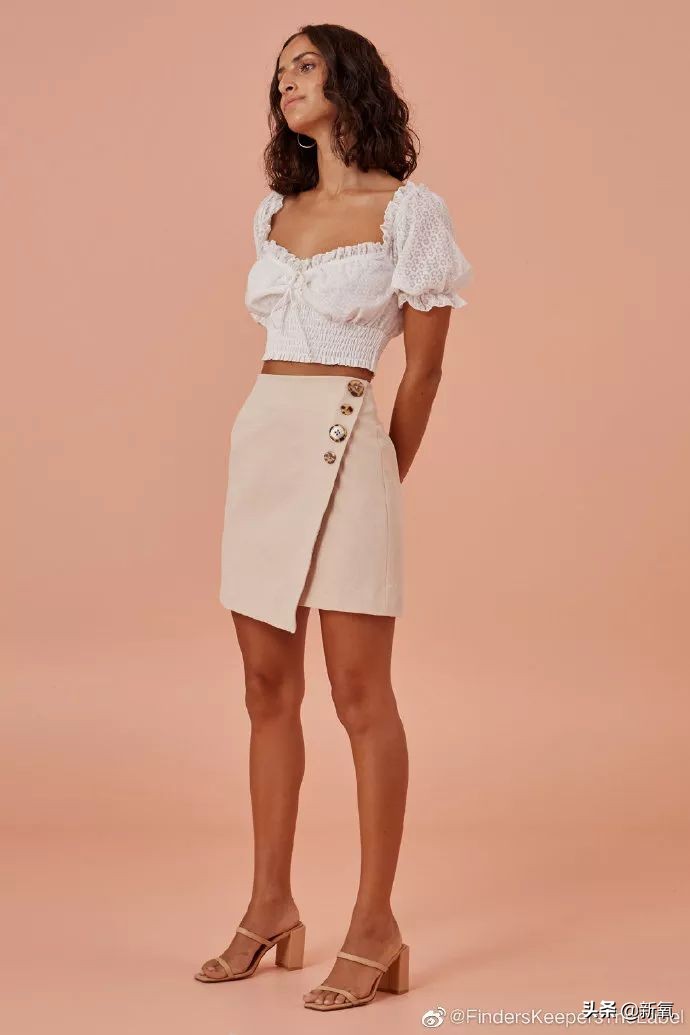 钟楚曦同款连衣裙丝绒,钟楚曦同款白色吊带连衣裙