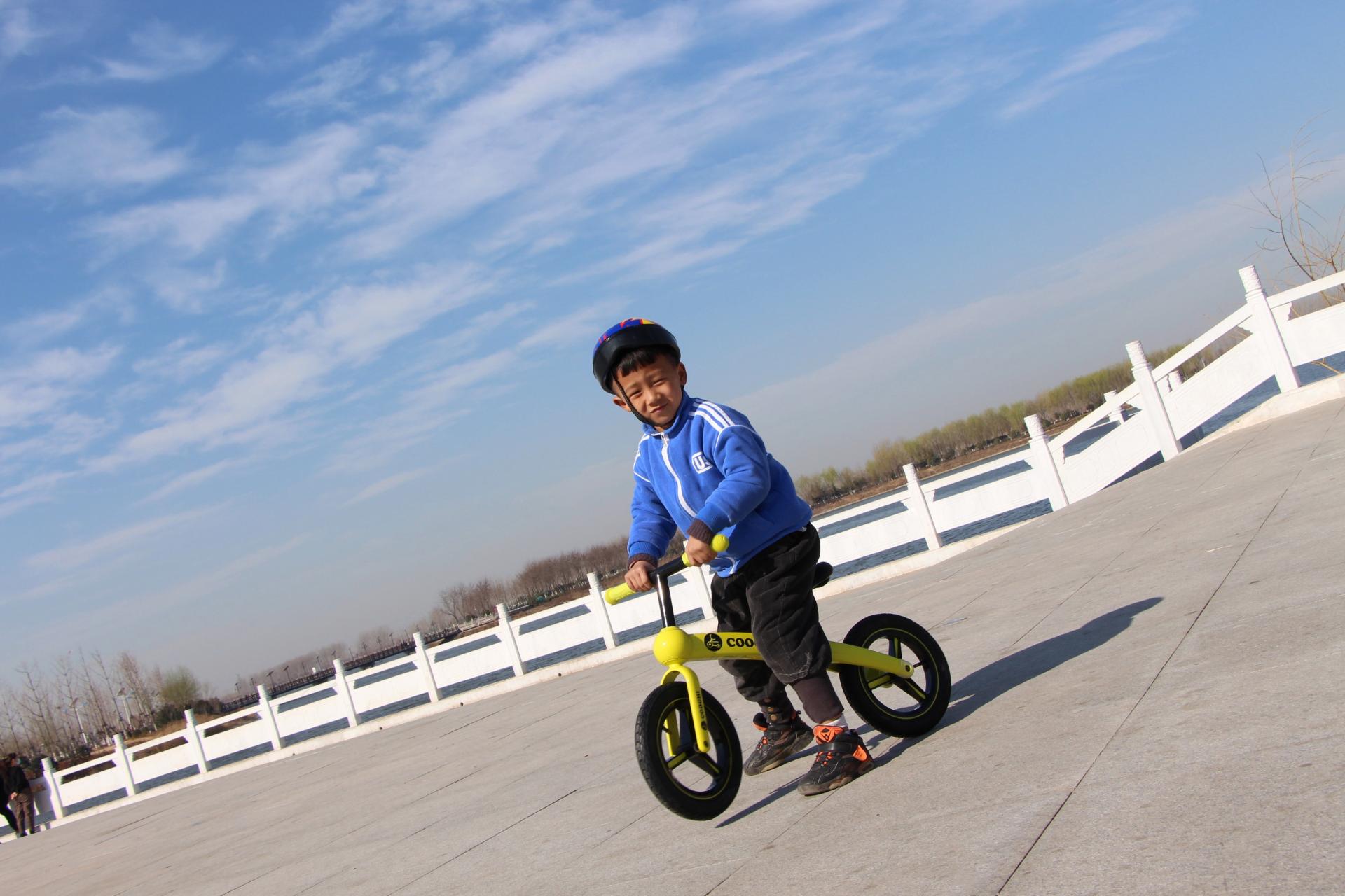 萌娃骑平衡车的视频,萌娃运动平衡车