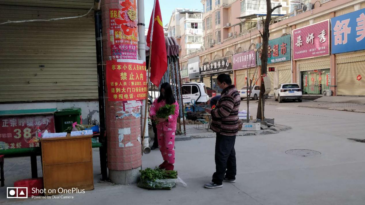 郑州志愿红构筑暖心疫情防线,红色驿站筑牢防疫坚实堡垒