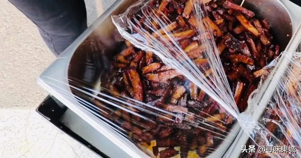 70岁大叔卖自创小吃40年,70岁老人在街边卖美食