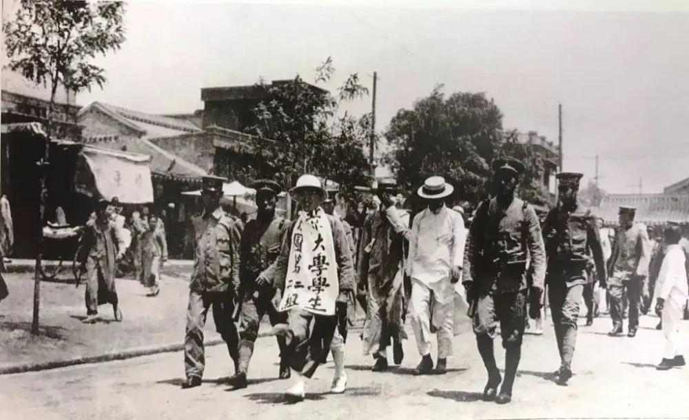 弘扬五四精神铭记百年党史的背景,百年党史之五四精神