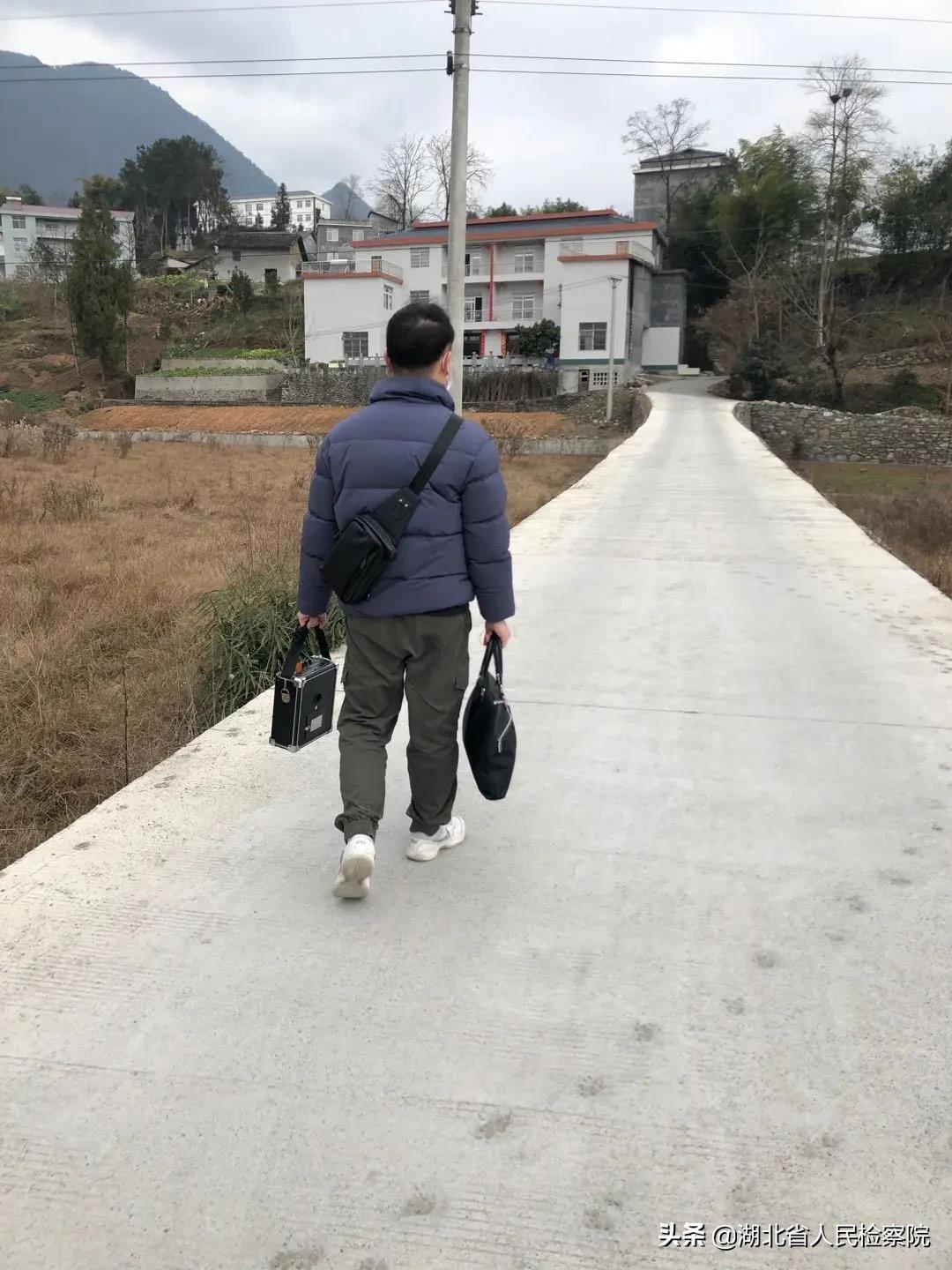 一线人员抗疫故事,战疫故事小小口罩见证警民情