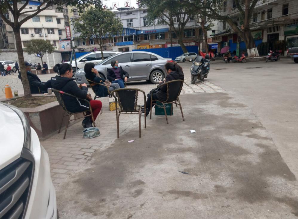 网友反映蓬安老广场有人聚众聊天喝茶周口街道办回应