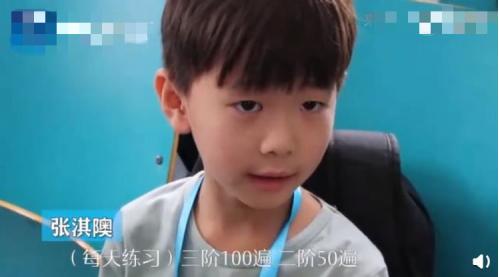 男孩魔方比赛最快纪录,魔方比赛视频0.9秒裁判惊呆了