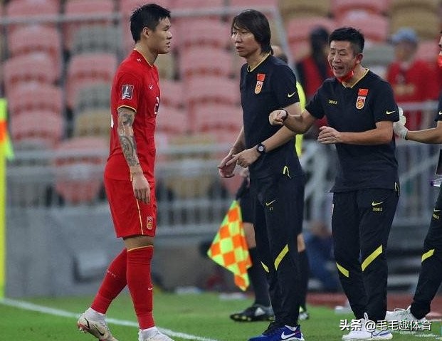 别再挖苦制作矛盾！李铁该不该下课？首发该不该重用归化球员