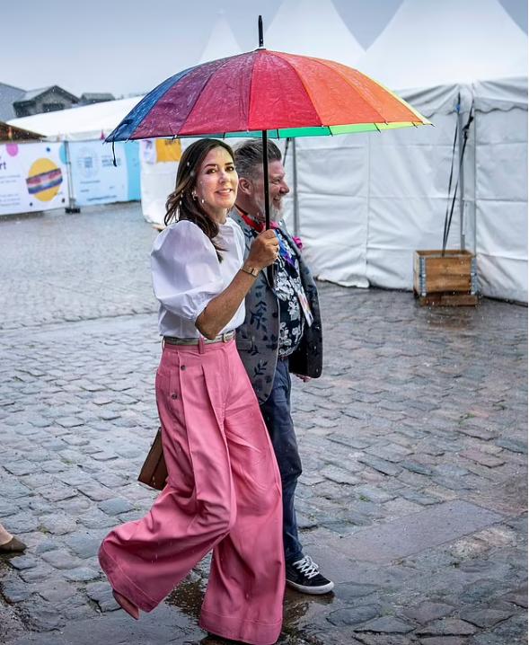 丹麦王储妃唐纳森穿衣图片,丹麦王储妃玛丽绿色西装