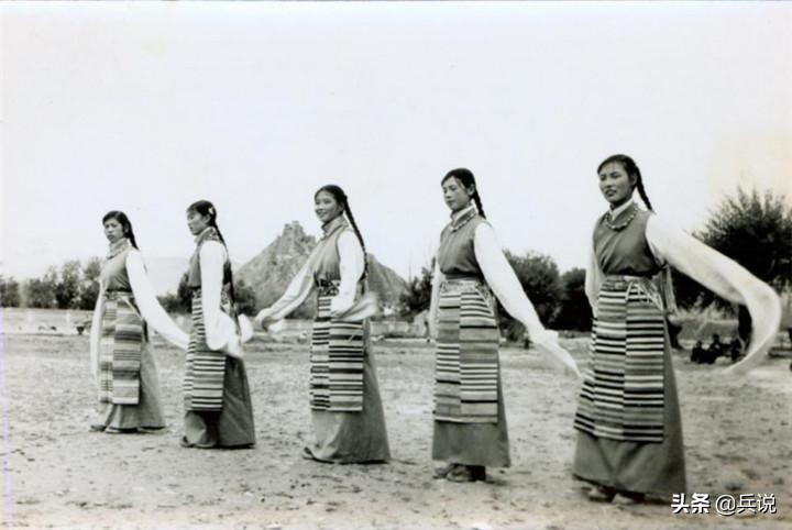 两名士兵以少胜多，歼100名叛军！张国华特意接见